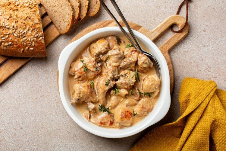 Кролик в сметане в афганском казане