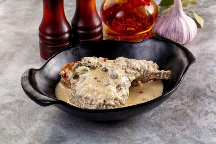 Кролик с луком и морковью в афганском казане