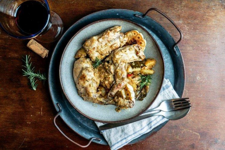 Кролик в пряной панировке в афганском казане