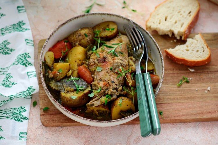 Кролик с картошкой и помидорами в афганском казане