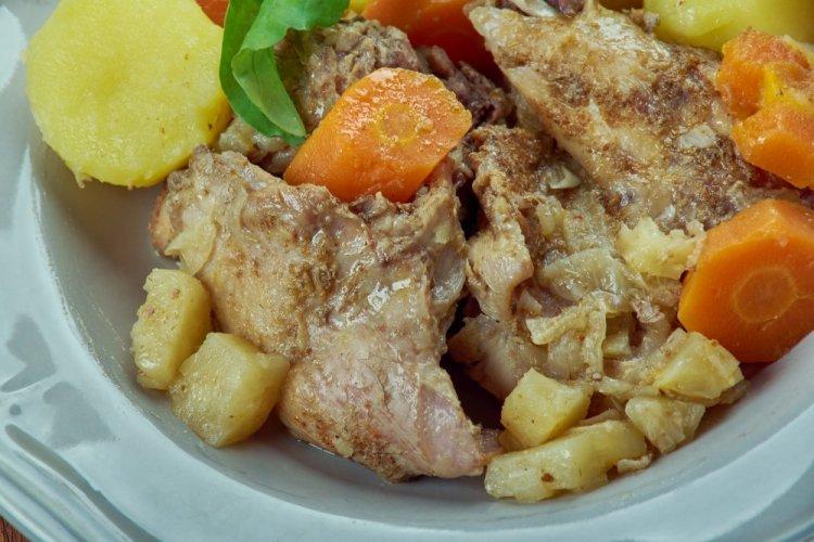 Кролик с овощами и специями в афганском казане