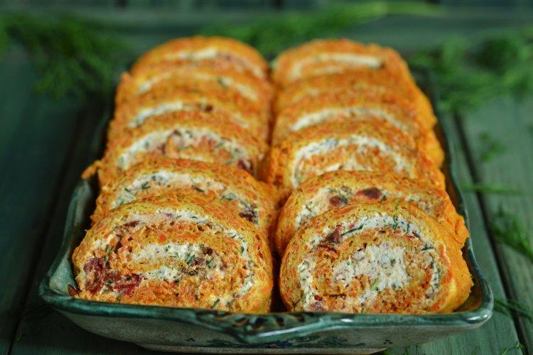 Морковный рулет с начинкой: 10 лучших рецептов на любой вкус