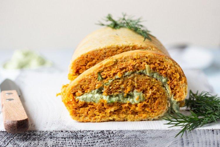 Морковный рулет со сливочным сыром и зеленью