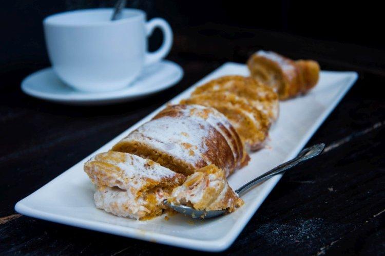 Морковный рулет со сгущенкой и ягодами