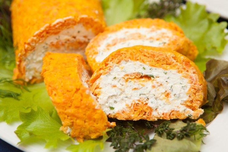 Морковный рулет с плавленым сыром и зеленым луком
