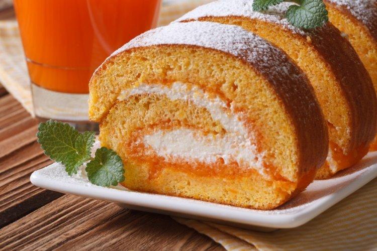 Морковный рулет с яблочной начинкой