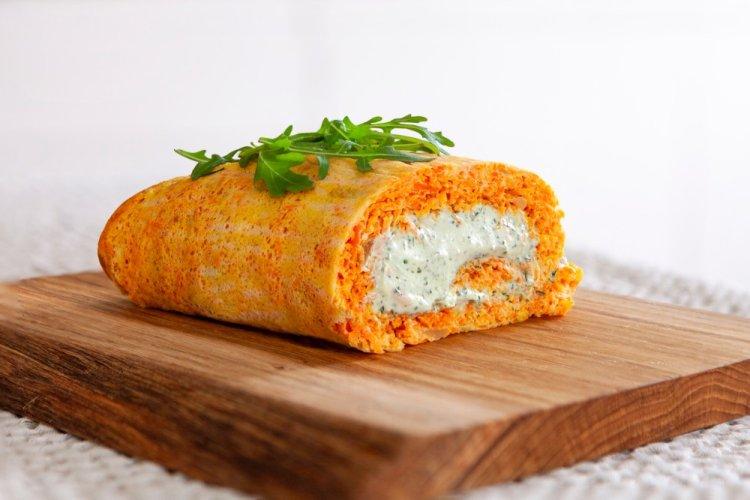 Морковный рулет с крабовыми палочками