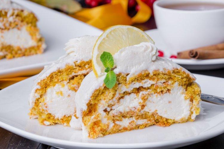 Сладкий морковный рулет со сливочным кремом