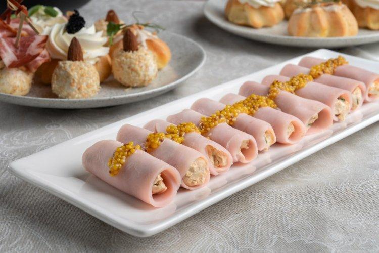 Рулетики из ветчины с сыром и ананасами