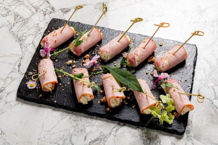 Рулетики из ветчины с курицей и сыром