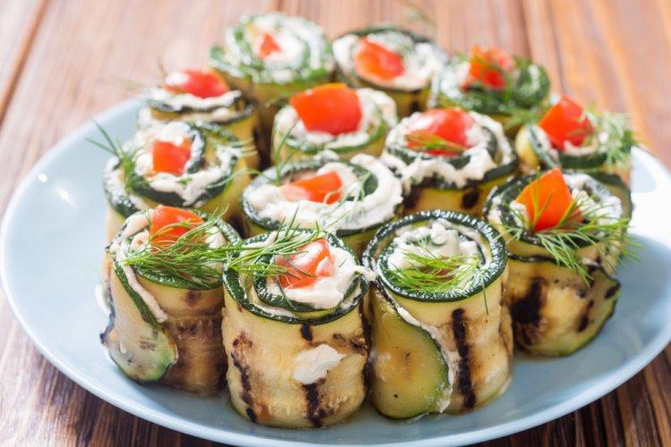 Рулетики из кабачков с сыром и помидорами