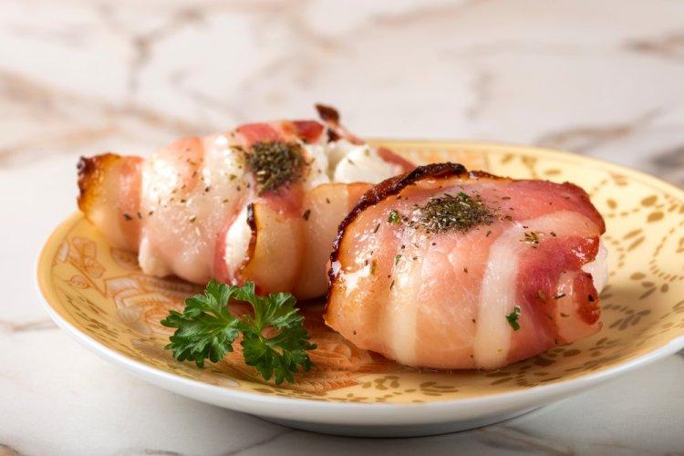 Рулетики из бекона с сыром и яйцами