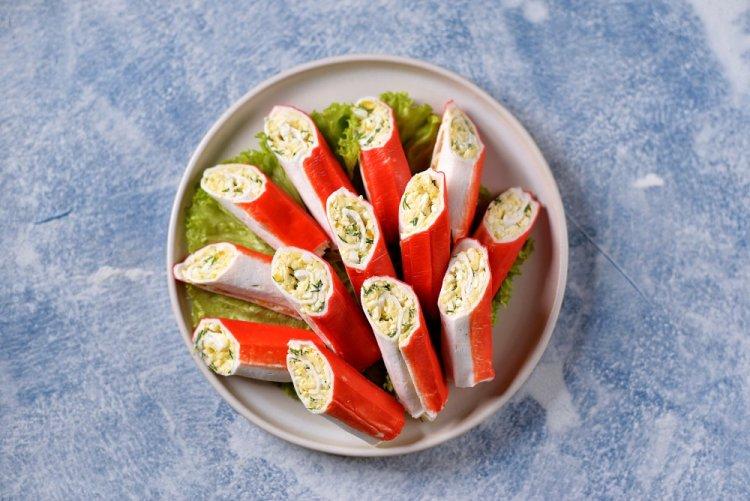 Рулетики из крабовых палочек с сыром и чесноком