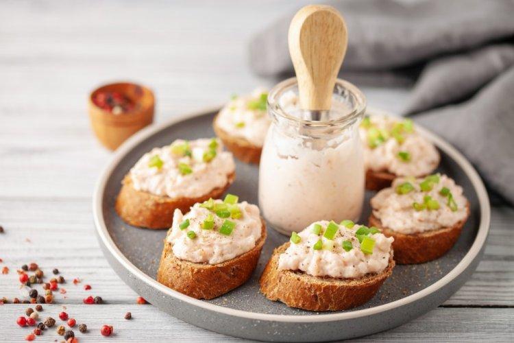 Канапе с творожным сыром и тунцом