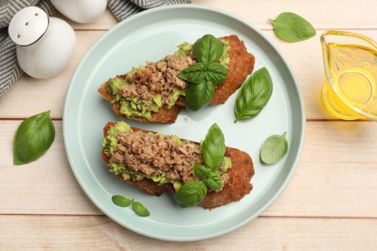 Канапе с тунцом и авокадо