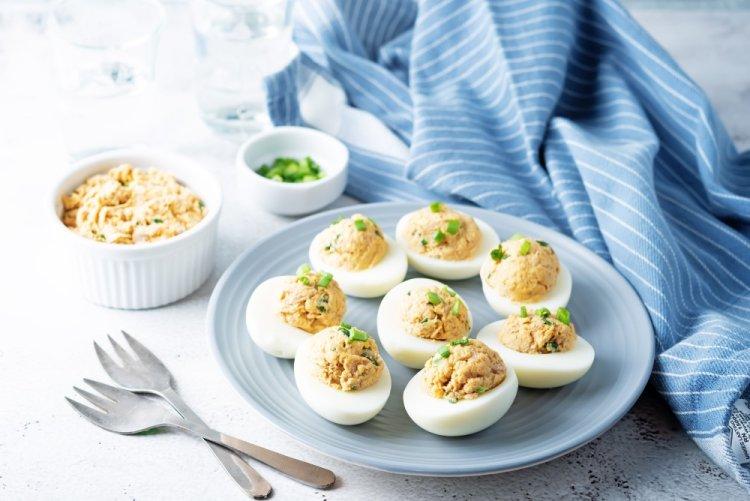 Канапе с тунцом и перепелиными яйцами