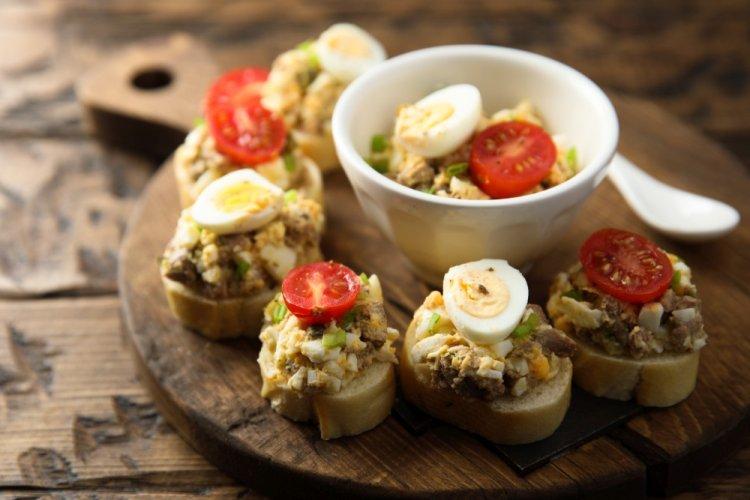 Канапе с тунцом и маринованными огурцами