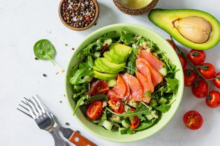 ПП-боул с киноа, авокадо и лососем
