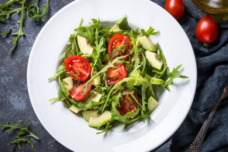 ПП-салат из помидоров черри, авокадо и рукколы
