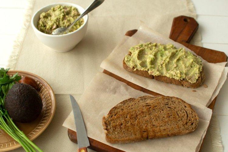 Намазка из авокадо и консервированного тунца