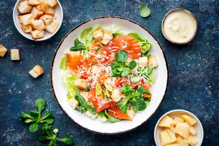 12 салатов со слабосоленой форелью, перед которыми невозможно устоять