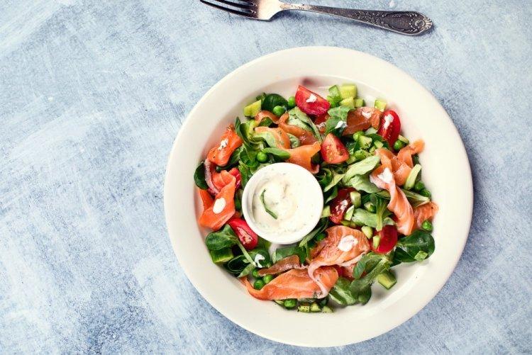 Салат со слабосоленой форелью, помидорами черри и каперсами