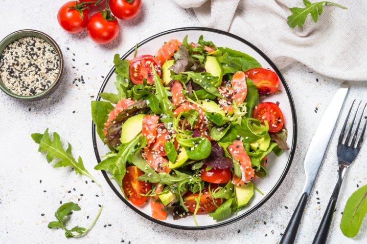 Салат со слабосоленой форелью, рукколой и помидорами