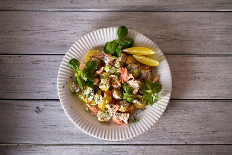 Картофельный салат со слабосоленой форелью