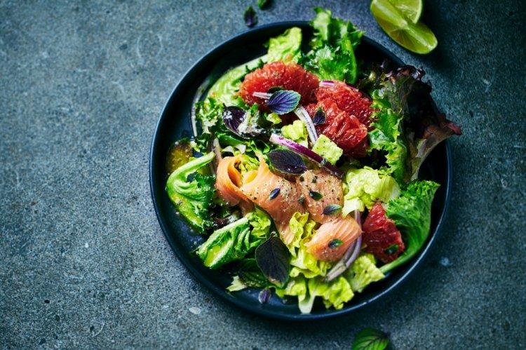 Салат со слабосоленой форелью и грейпфрутом