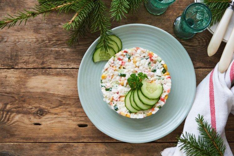 Салат с рисом, кукурузой и слабосоленой форелью