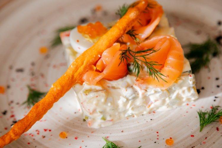 Салат со слабосоленой форелью, сыром и майонезом