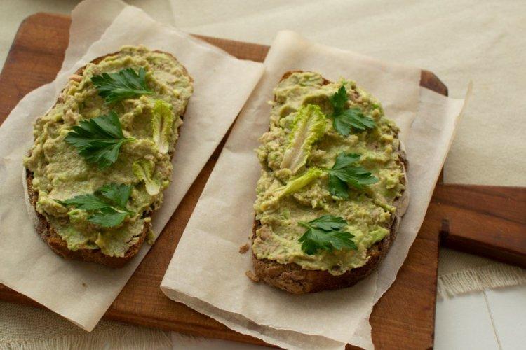 Намазка из консервированного тунца и авокадо