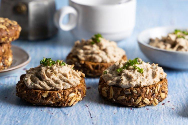 Намазка из тунца и маринованных огурцов для бутербродов