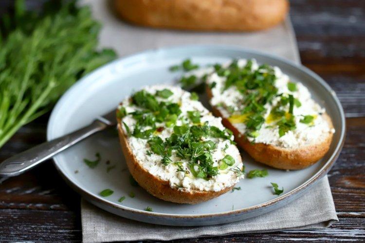 Намазка из творожного сыра с чесноком и зеленью