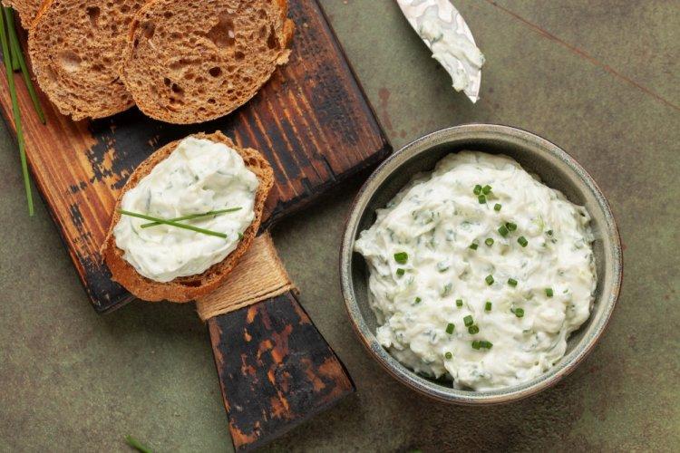 Намазка из творожного сыра с огурцом и зеленым луком