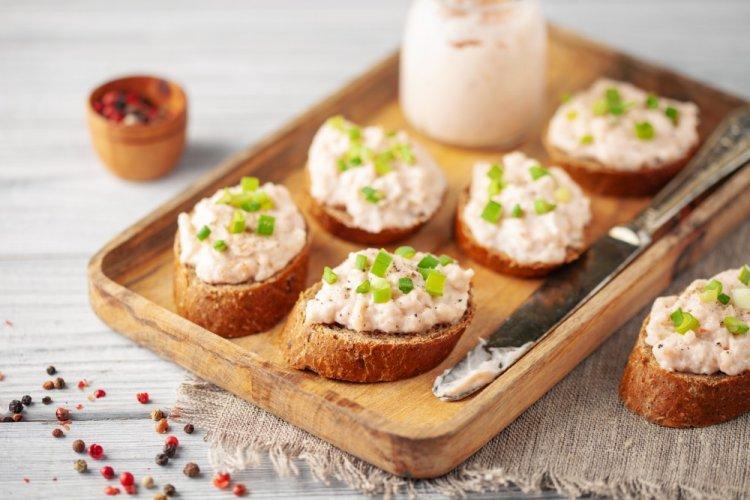 Намазка из консервированного тунца и творожного сыра на бутерброды