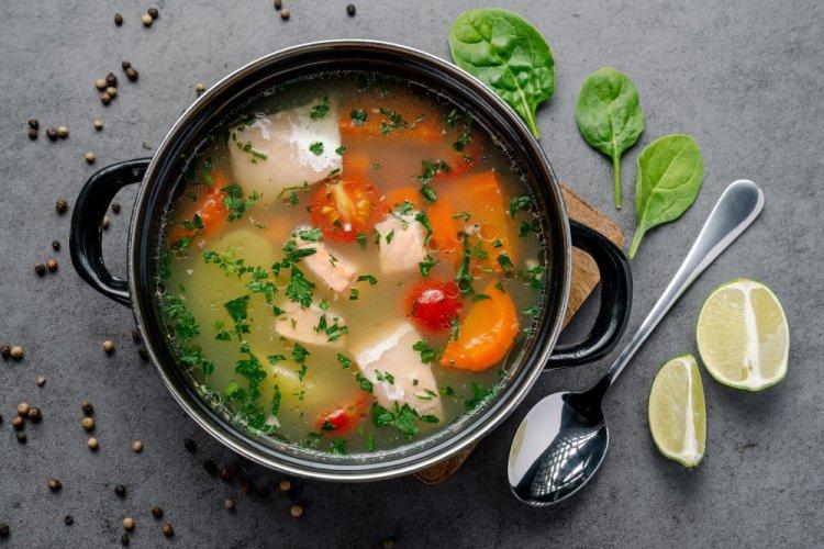 Уха из форели с овощами