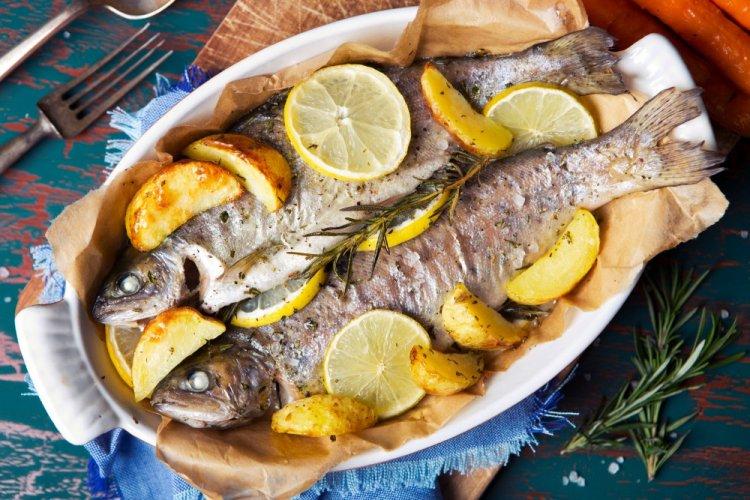 Форель целиком с картошкой и розмарином в духовке
