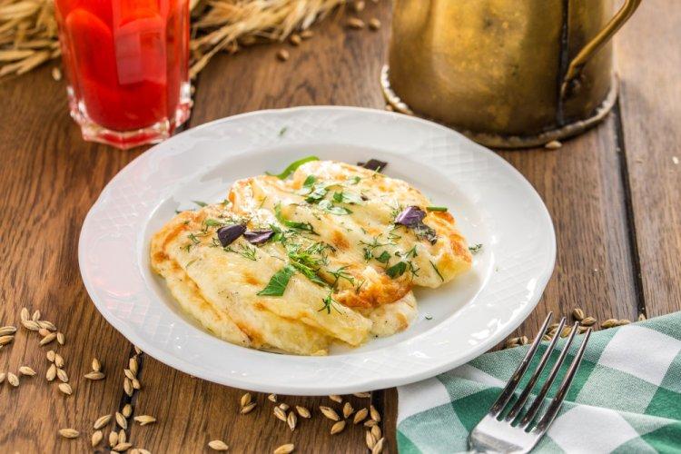 Стейки форели с картошкой под сыром в духовке