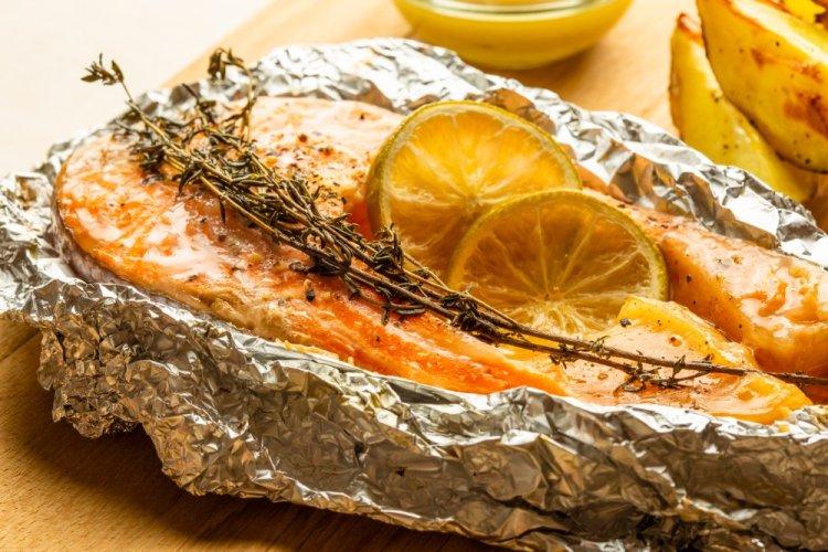 Запеченная форель с картошкой и лимоном в фольге