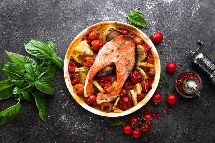 Запеченная форель с картошкой и помидорами