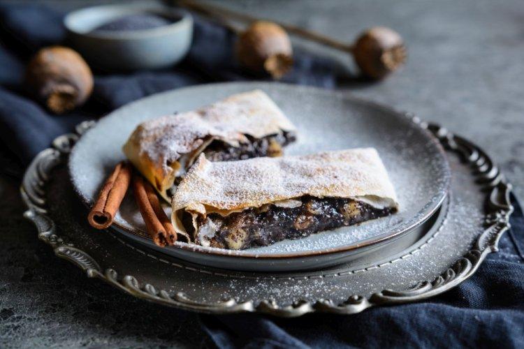 Штрудель из теста фило с яблоками и маком