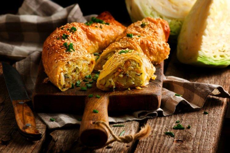 Штрудель из теста фило с тушеной капустой