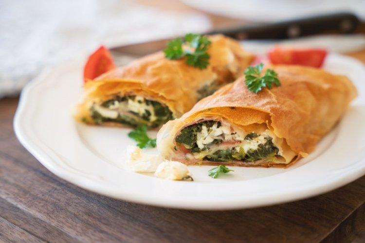 Штрудель из теста фило со шпинатом и сыром