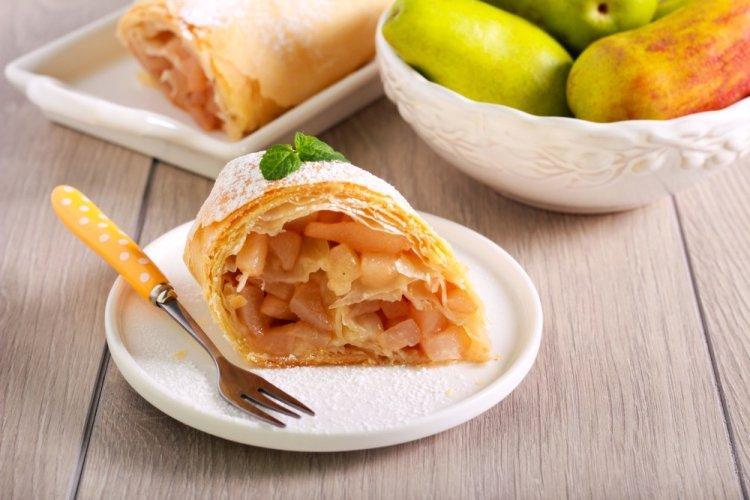 Штрудель из теста фило с грушей и орехами