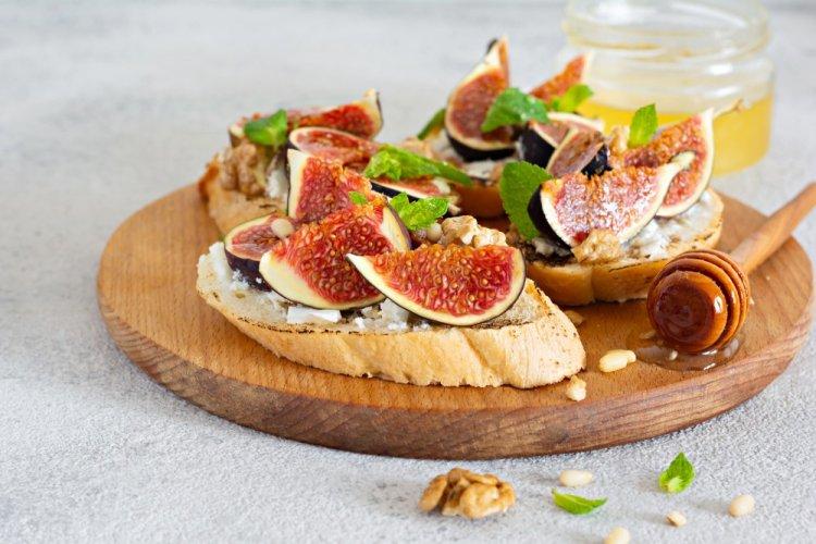 Канапе с инжиром и творожным сыром