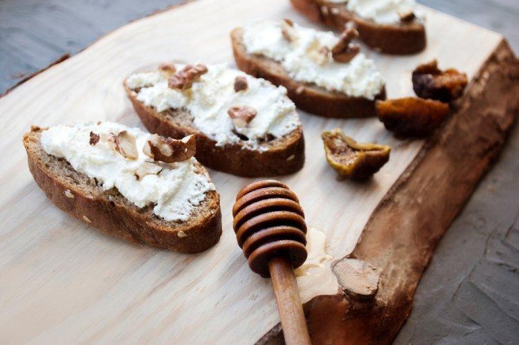 Канапе с творожным сыром, медом и орехами