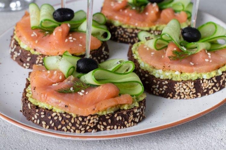 Канапе с лососем, огурцом и авокадо