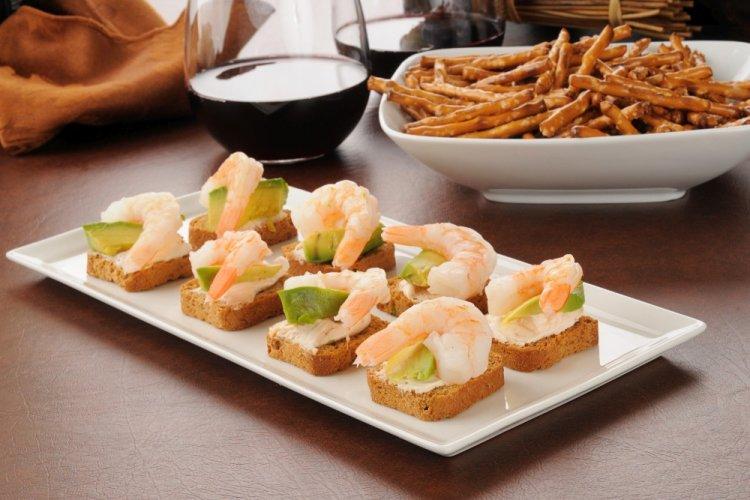 Канапе с авокадо и креветками