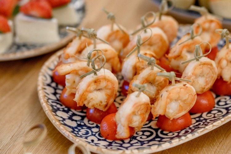 Канапе с креветками, авокадо и помидорами черри